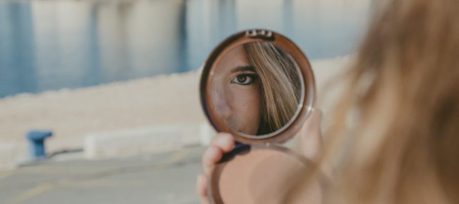 Girl-with-body-dysmorphic-disorder