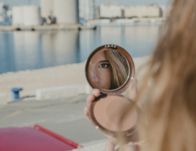 Girl-with-body-dysmorphic-disorder